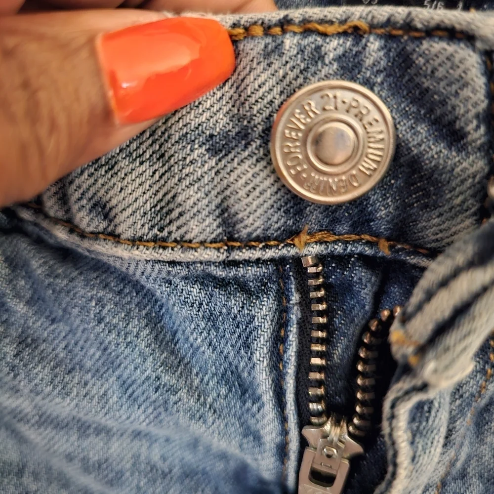 Forever 21 Kids Size 5-6 Blue Relaxed Fit Distressed Jeans